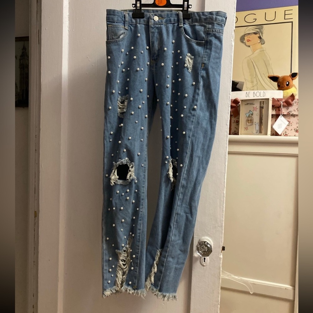 Jeans size large 
Ripped
Faux pearls
In good condition